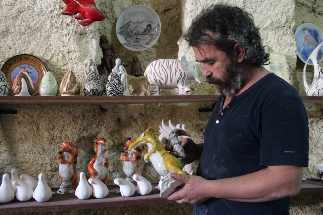 Avanos çamurundan film karakterlerinin heykellerini yapıyor